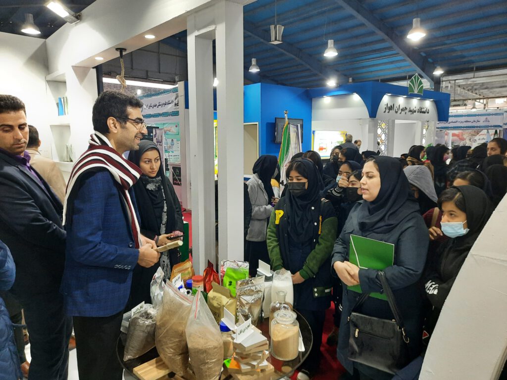 کام شیرین دانش‌آموزان از غرفه پژوهشی نیشکر