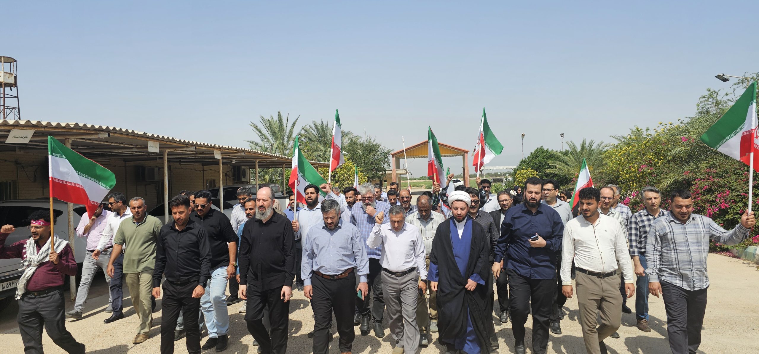 راهپیمایی حمایت از رزمندگان ایران اسلامی در موسسه تحقیقات و آموزش توسعه نیشکر برگزار شد