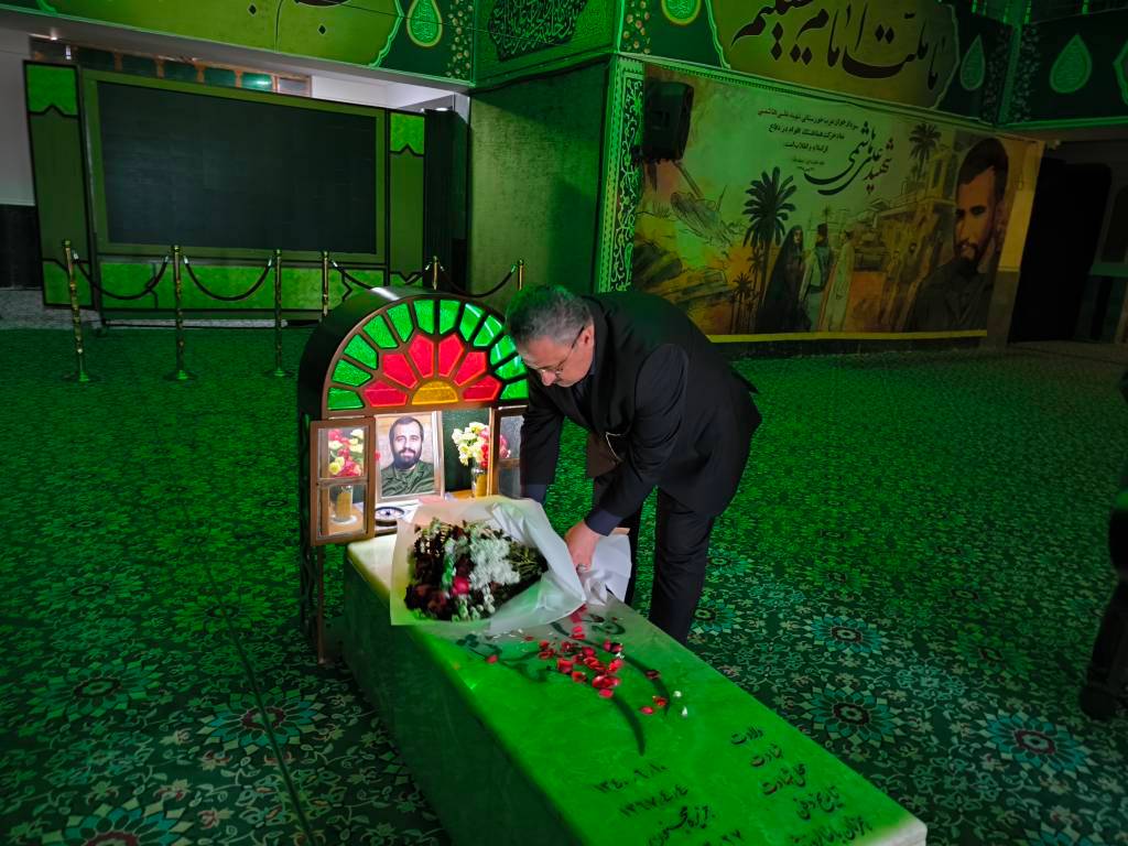 مدیرعامل شرکت توسعه نیشکر به مقام شامخ شهدا ادای احترام کرد مدیرعامل شرکت توسعه نیشکر به مقام شامخ شهدا ادای احترام کرد
