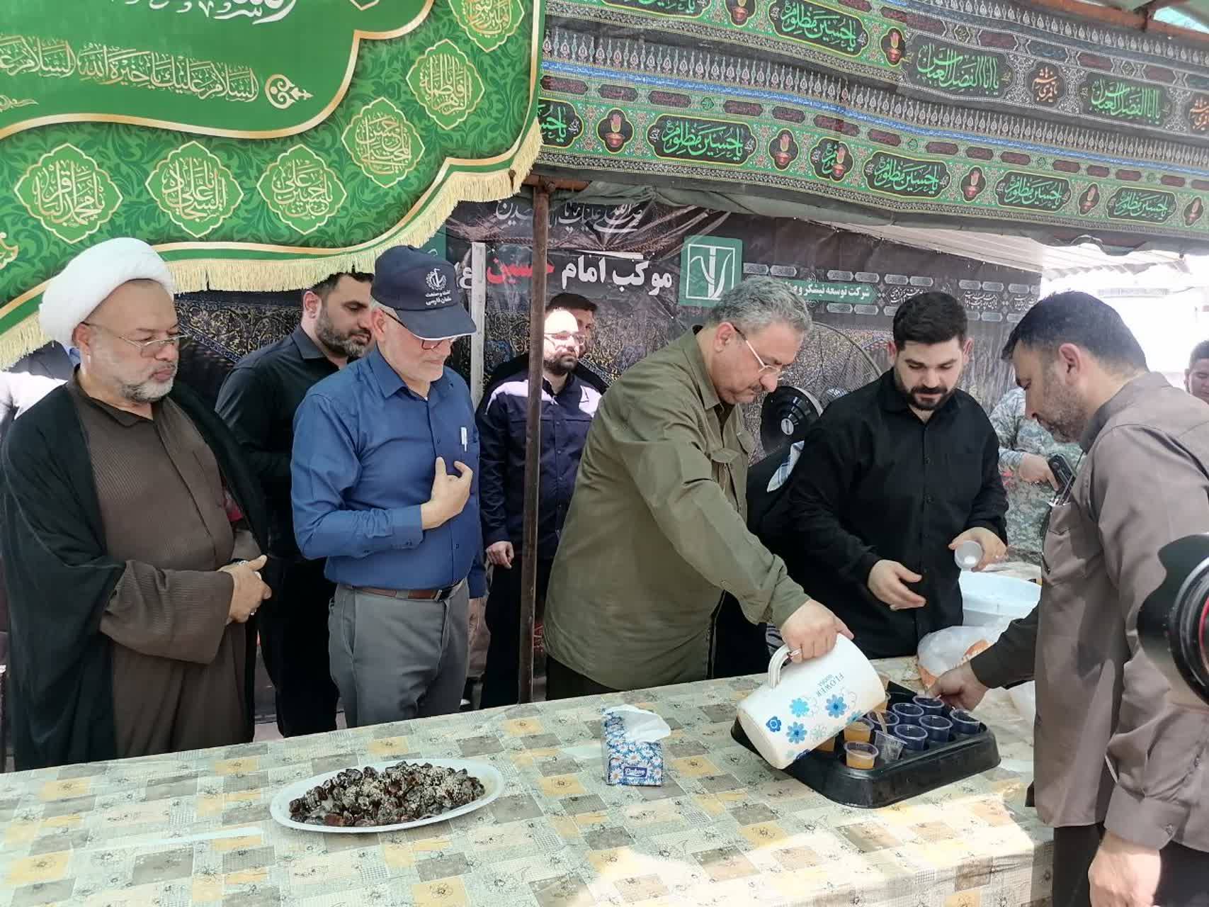 بزرگترین موکب نیشکر در مسیر اهواز-آبادان برپا شد / تأکید دکتر کاظمی بر ارائه خدمات شایسته به زائران اربعین بزرگترین موکب نیشکر در مسیر اهواز-آبادان برپا شد / تأکید دکتر کاظمی بر ارائه خدمات شایسته به زائران اربعین