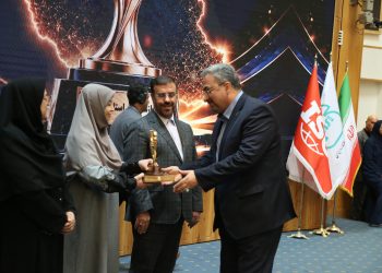 «آبان‌بسپار توسعه» واحد نمونه استاندارد کشور شد/تقدیر از مدیرعامل نیشکر در همایش روز جهانی استاندارد